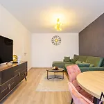 Mohost Four - Elegant Mountain Escape Apartment Brasov