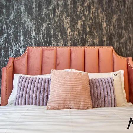 Апартаменты Mohost Four - Elegant Mountain Escape *