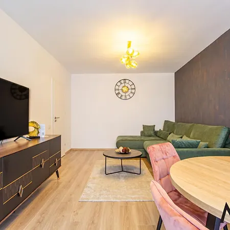 Mohost Four - Elegant Mountain Escape Appartamento Braşov